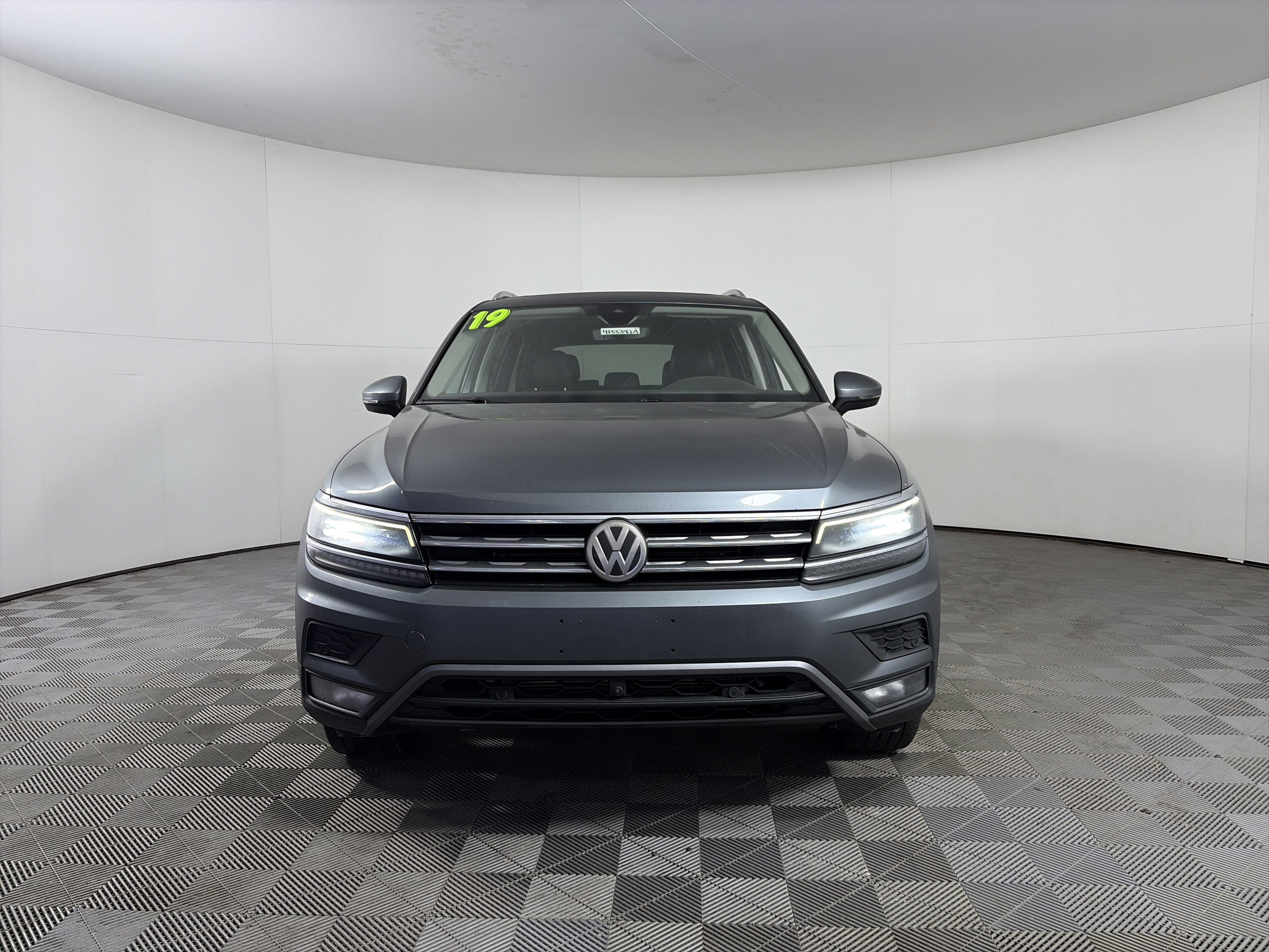 Used 2019 Volkswagen Tiguan SEL Premium image 2