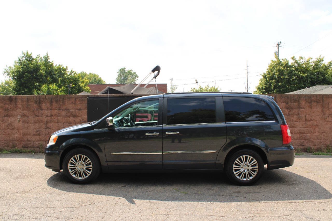 Used 2014 Chrysler Town & Country Touring-L w/ Driver Convenience Group FWD image 2