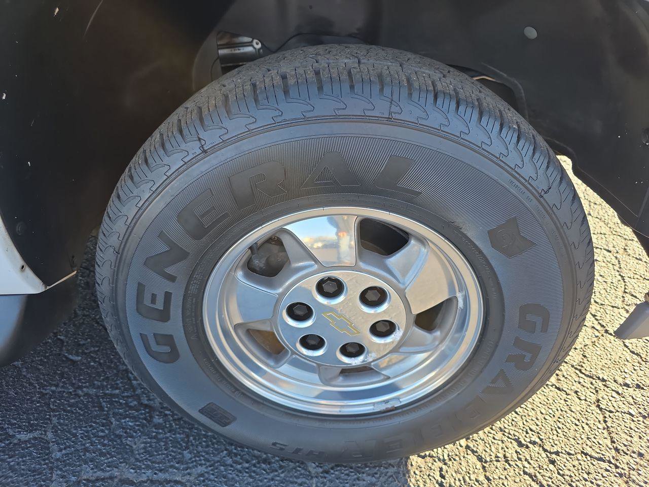 Used 2001 Chevrolet Tahoe LT w/ LT Preferred Equipment Group image 16