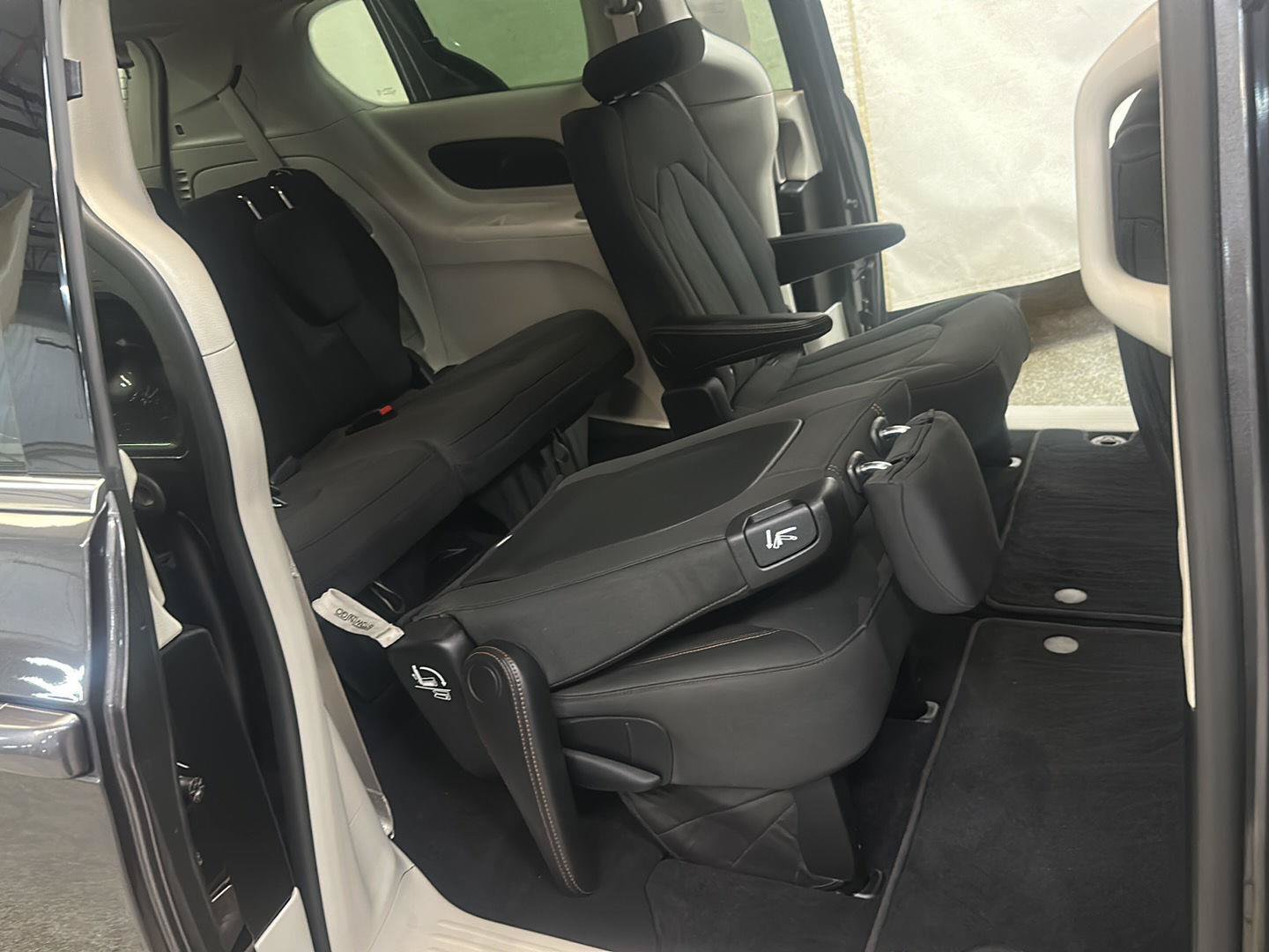 Used 2019 Chrysler Pacifica Touring Plus w/ Advanced Safetytec Group FWD image 33