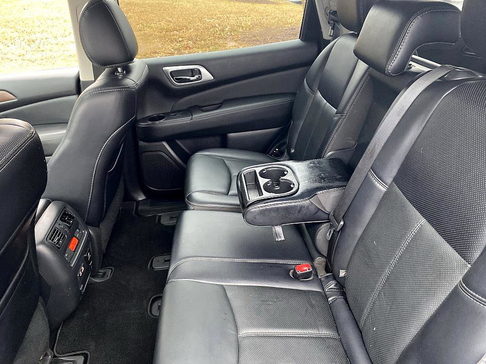 Used 2020 Nissan Pathfinder Platinum image 11