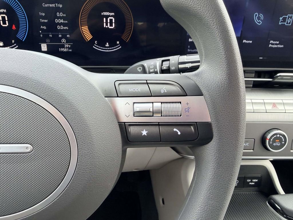 Used 2025 Hyundai Kona SE image 8