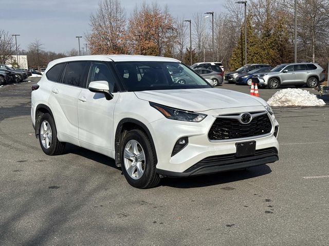 Used 2024 Toyota Highlander LE image 1