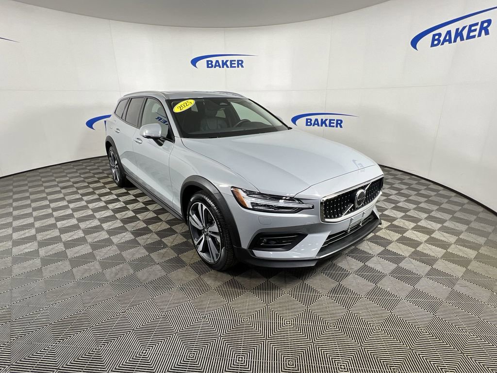 Used 2025 Volvo V60 B5 Cross Country Plus image 2