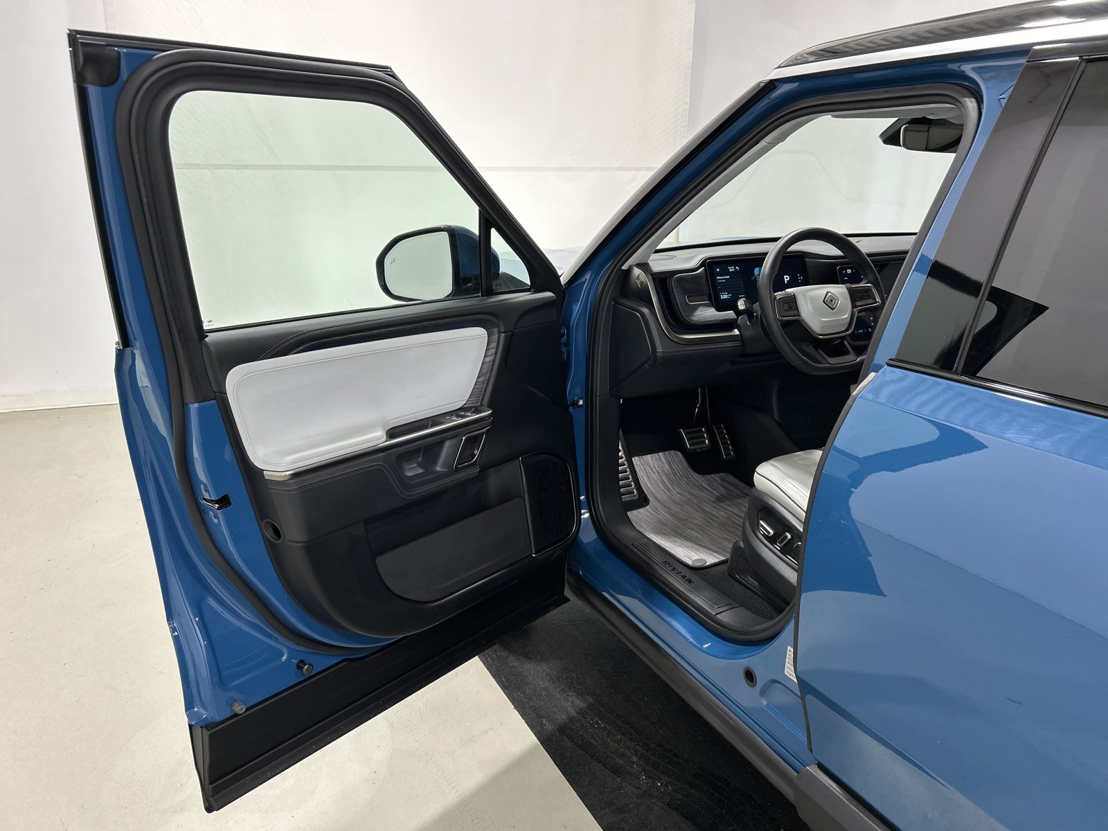Used 2024 Rivian R1S Adventure AWD/4WD image 16