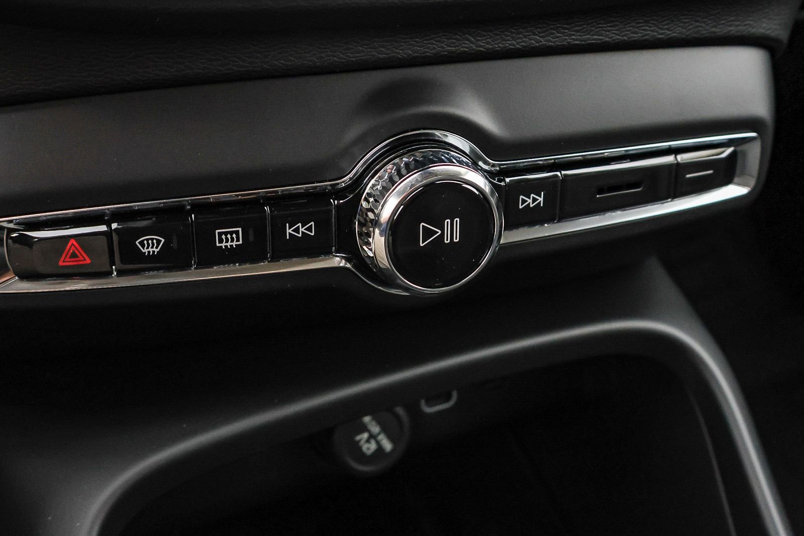 New 2026 Volvo XC40 B5 Core w/ Climate Package image 38