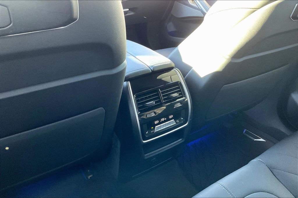 Used 2025 BMW X6 xDrive40i w/ Climate Comfort Package image 10