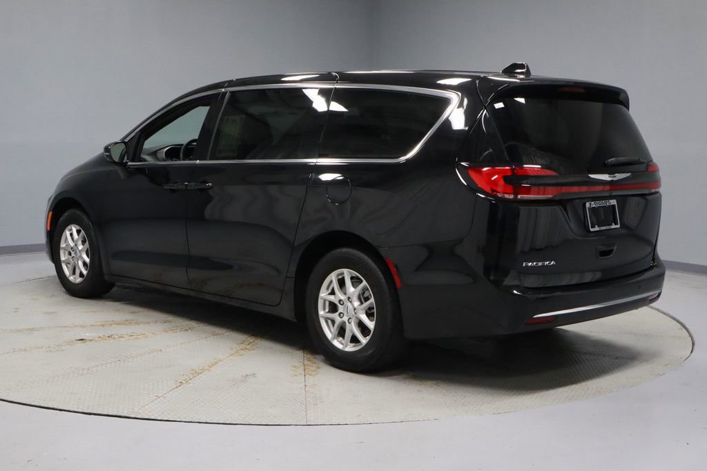 Used 2025 Chrysler Pacifica Select FWD image 9