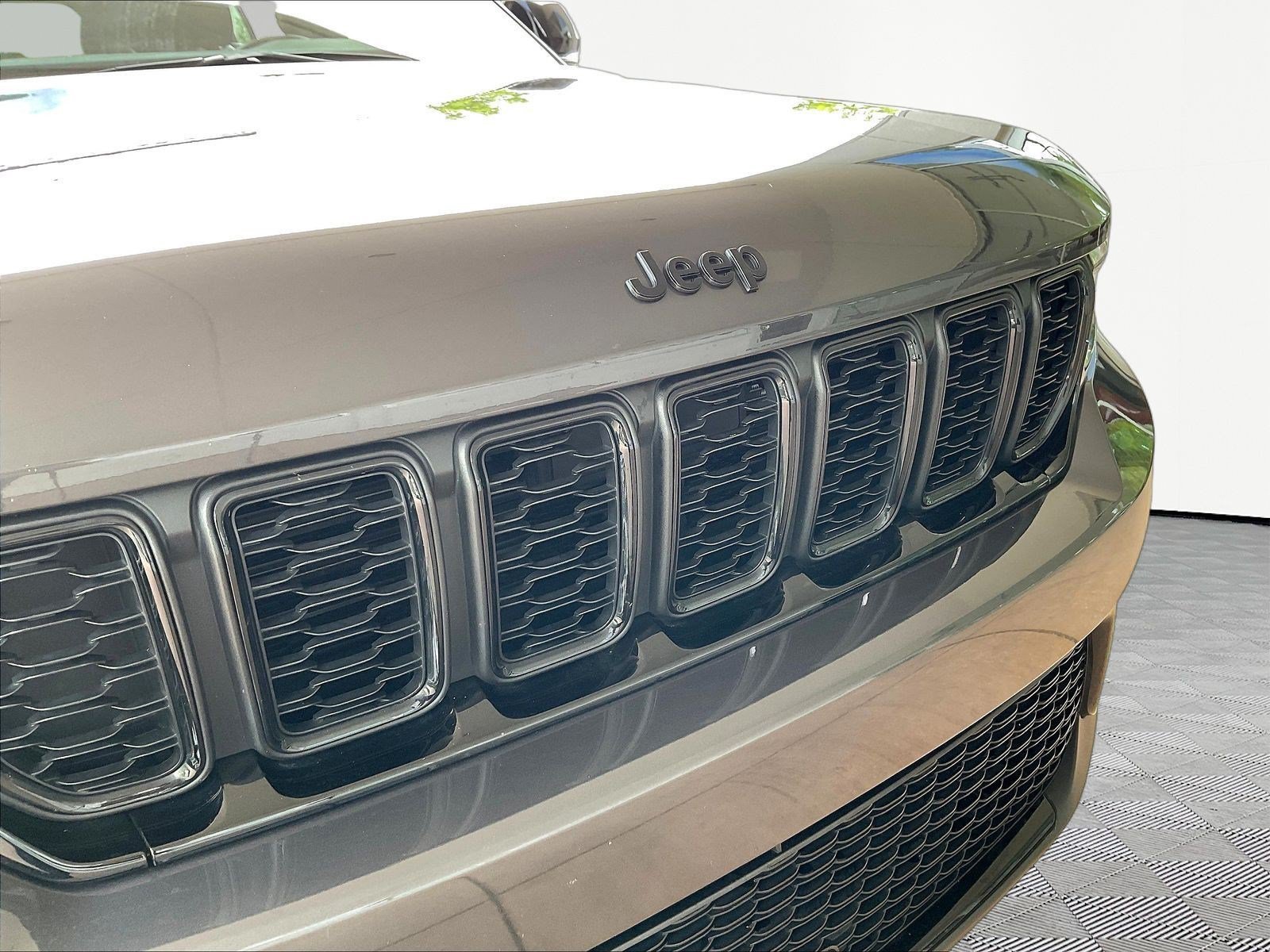 Used 2023 Jeep Grand Cherokee Altitude AWD/4WD image 30
