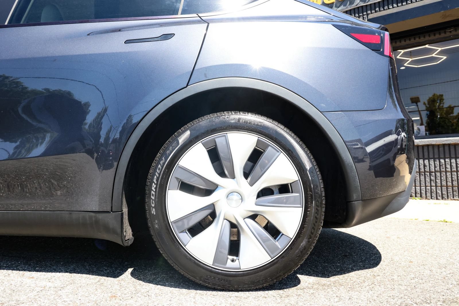 Used 2024 Tesla Model Y Long Range AWD/4WD image 19