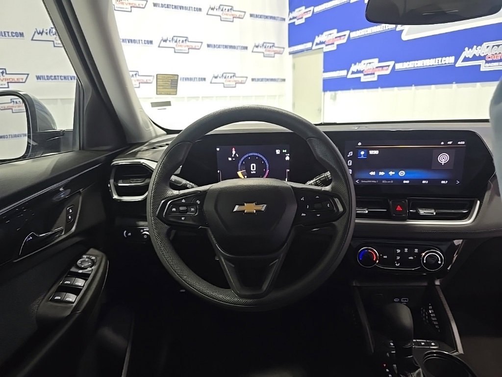 Used 2025 Chevrolet TrailBlazer LT image 2