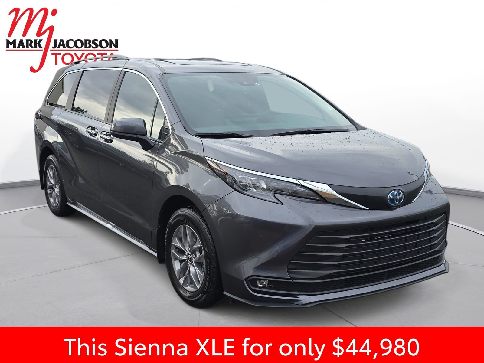 Used 2025 Toyota Sienna XLE image 5