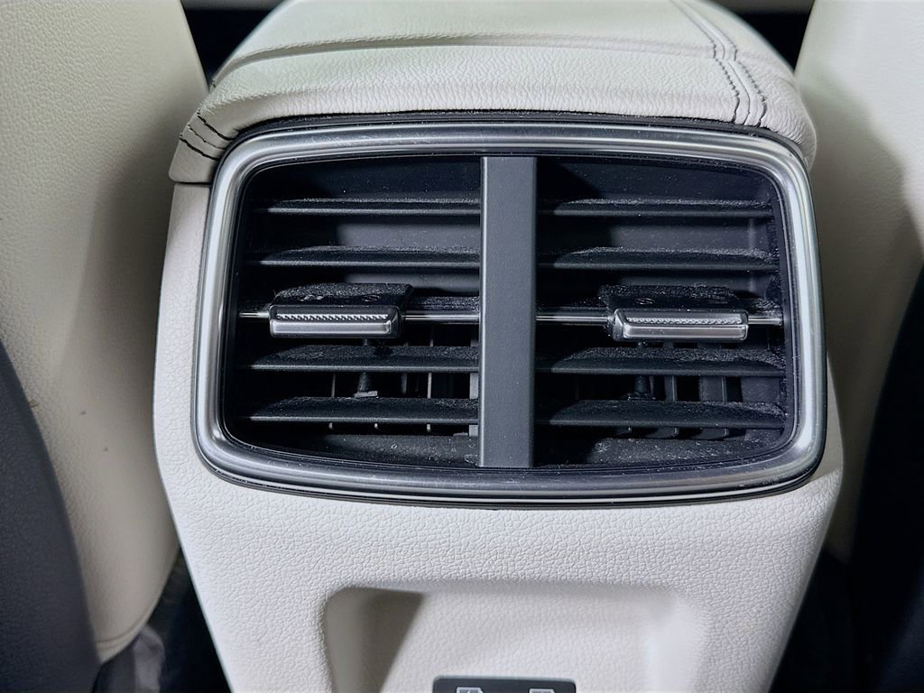 Used 2025 Genesis G70 2.5T image 25