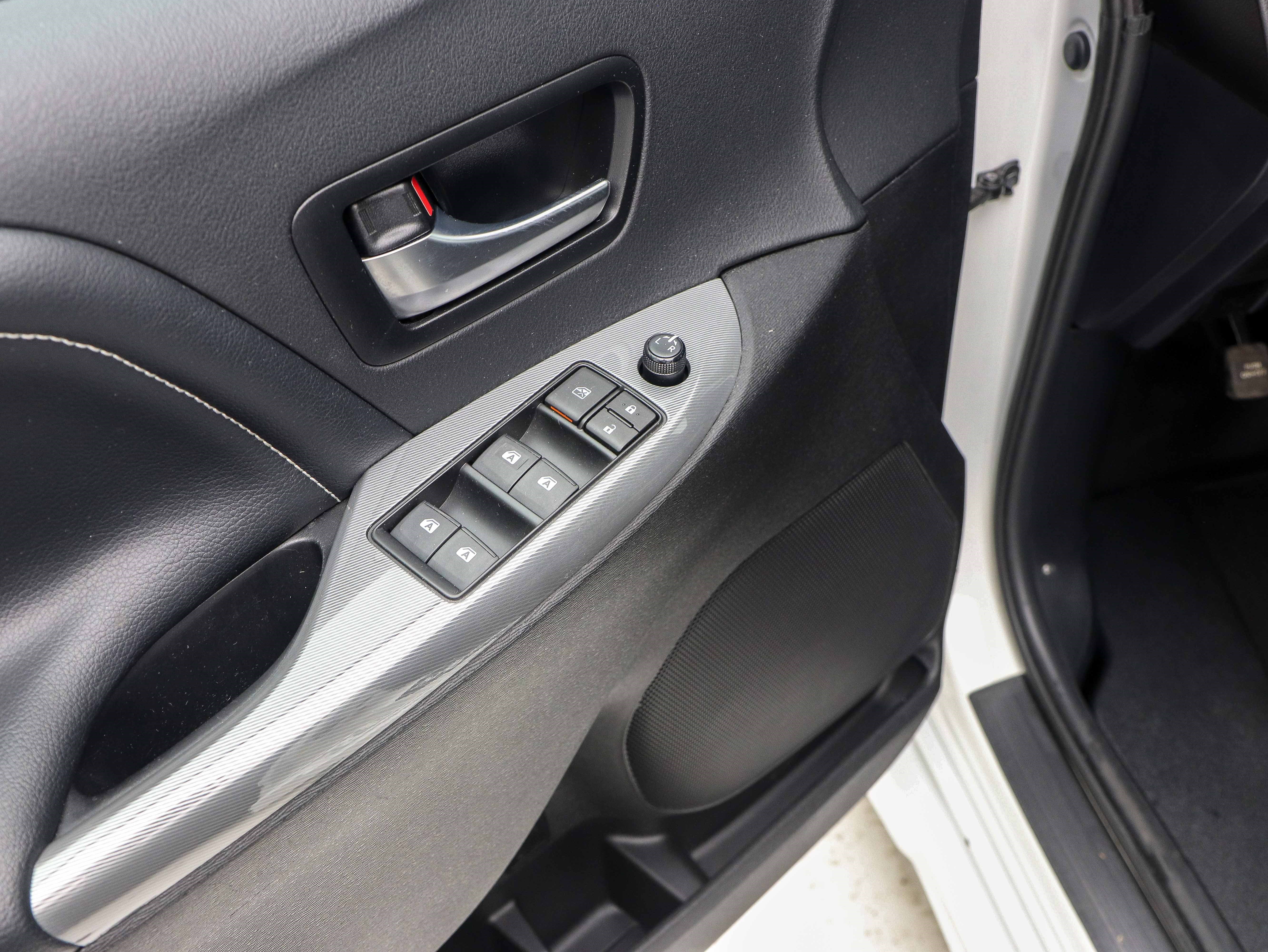 Used 2018 Toyota Sienna SE Premium w/ Carpet Mat Package image 26