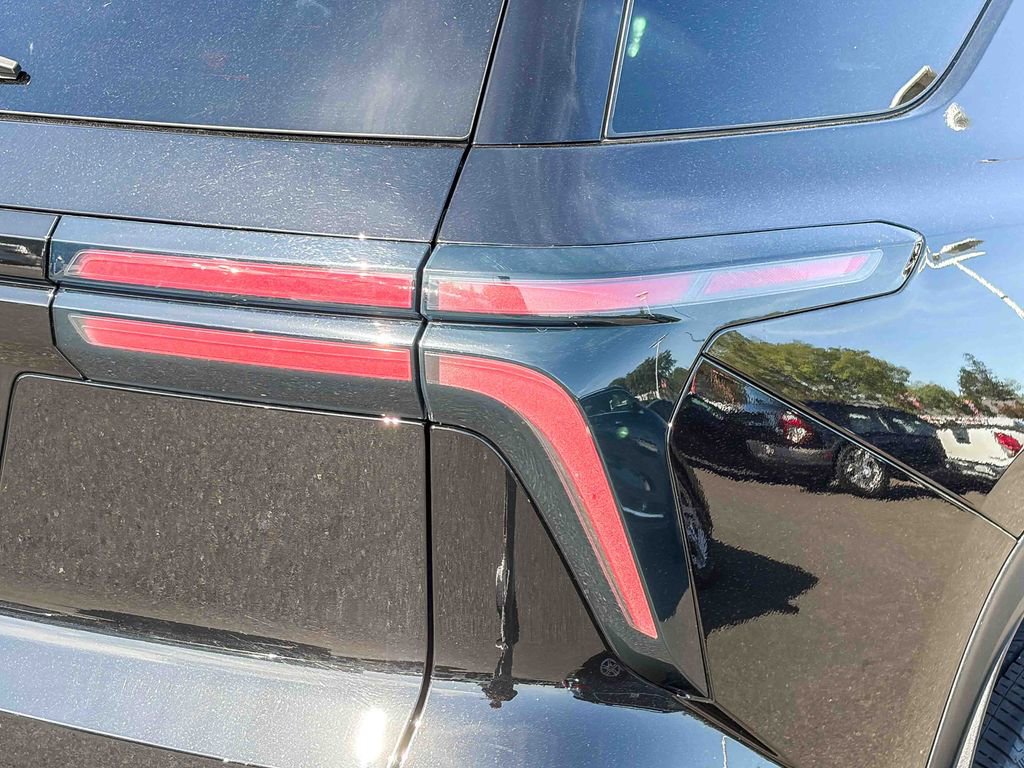 Used 2024 Chevrolet Traverse LT w/ Enhanced Driving Package image 8