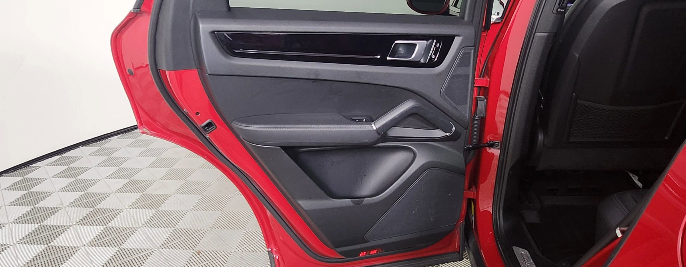 Used 2021 Porsche Cayenne E-Hybrid Sport Utility 4D image 12