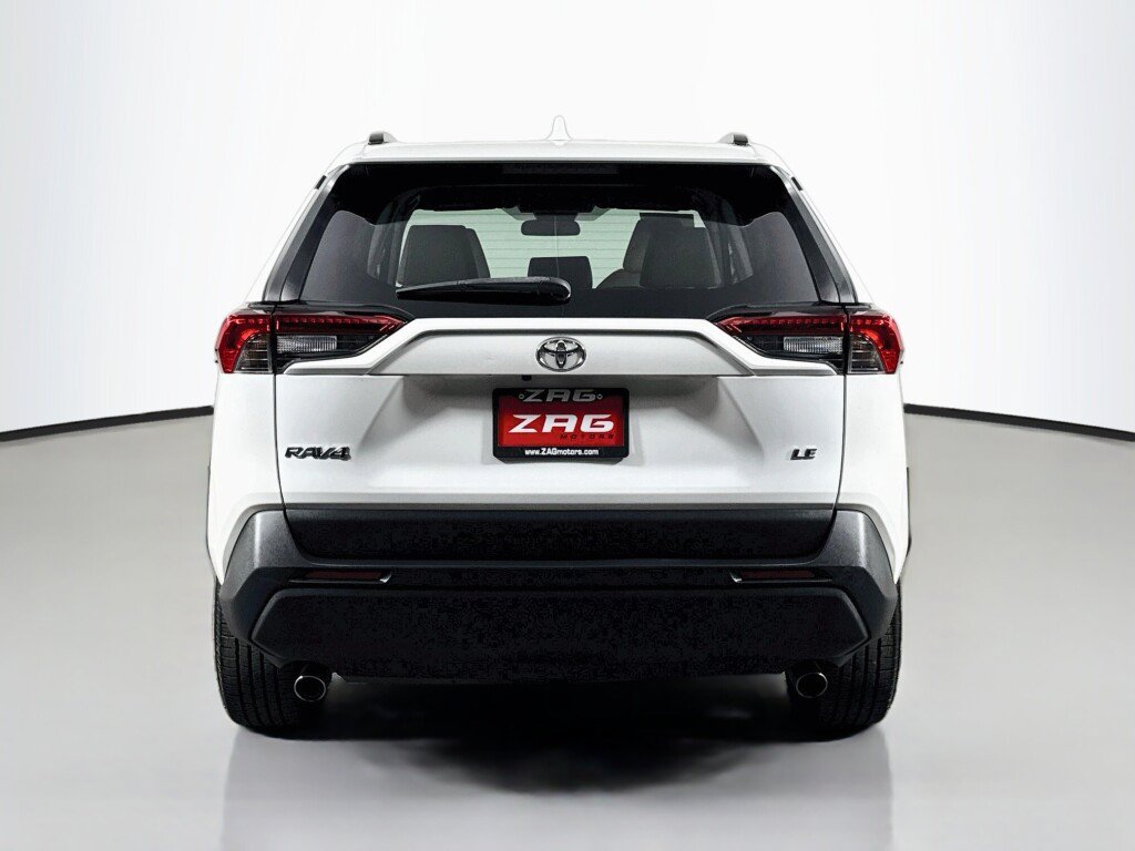 Used 2021 Toyota RAV4 LE FWD image 4