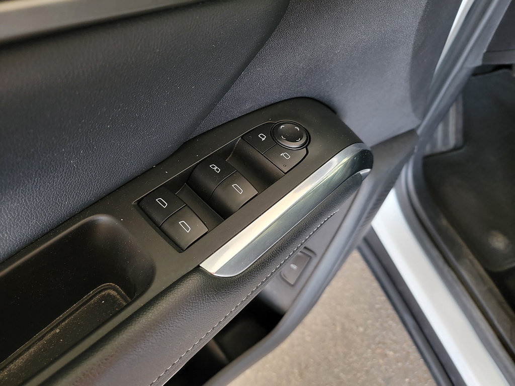 Used 2025 Chevrolet Traverse LT FWD image 12