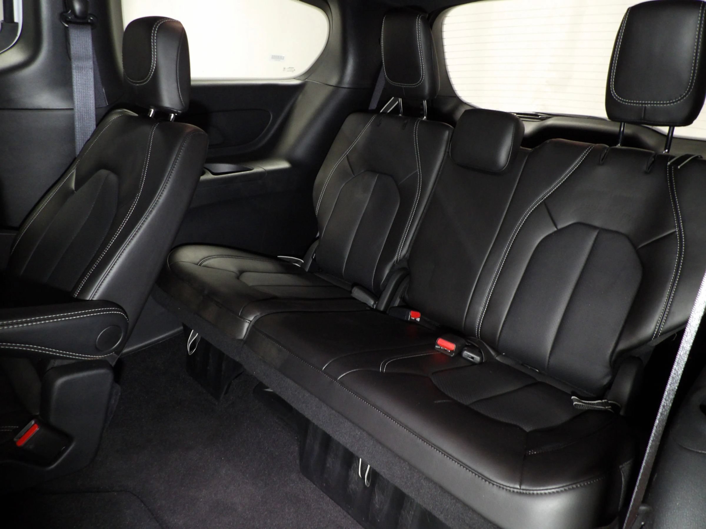 Used 2025 Chrysler Pacifica Select FWD image 14