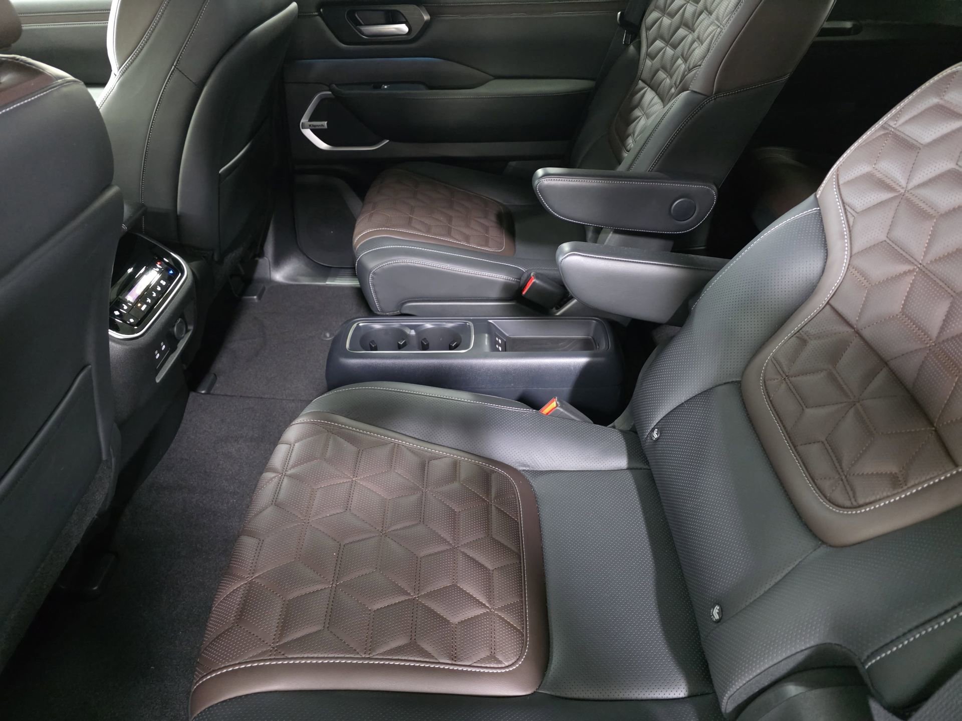 Used 2025 Nissan Armada Platinum Reserve image 14