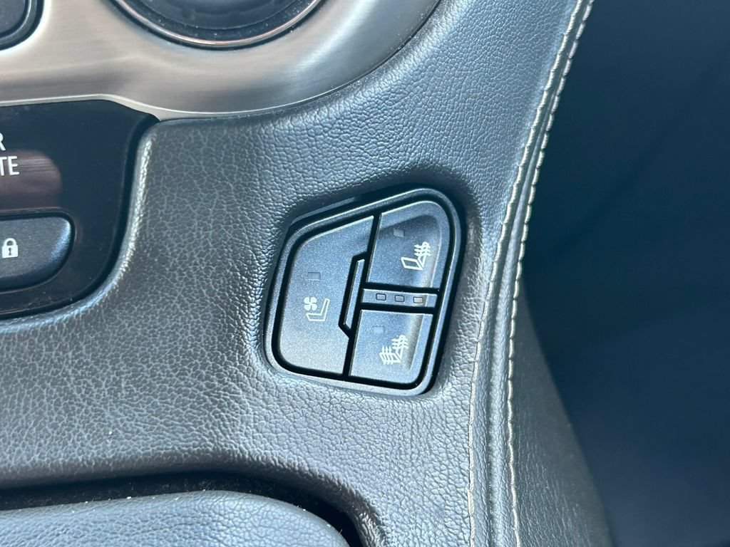 Used 2017 GMC Yukon Denali RWD image 40