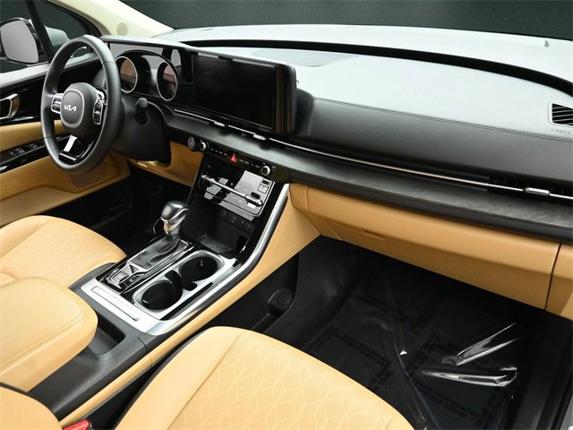 Used 2022 Kia Carnival EX image 18