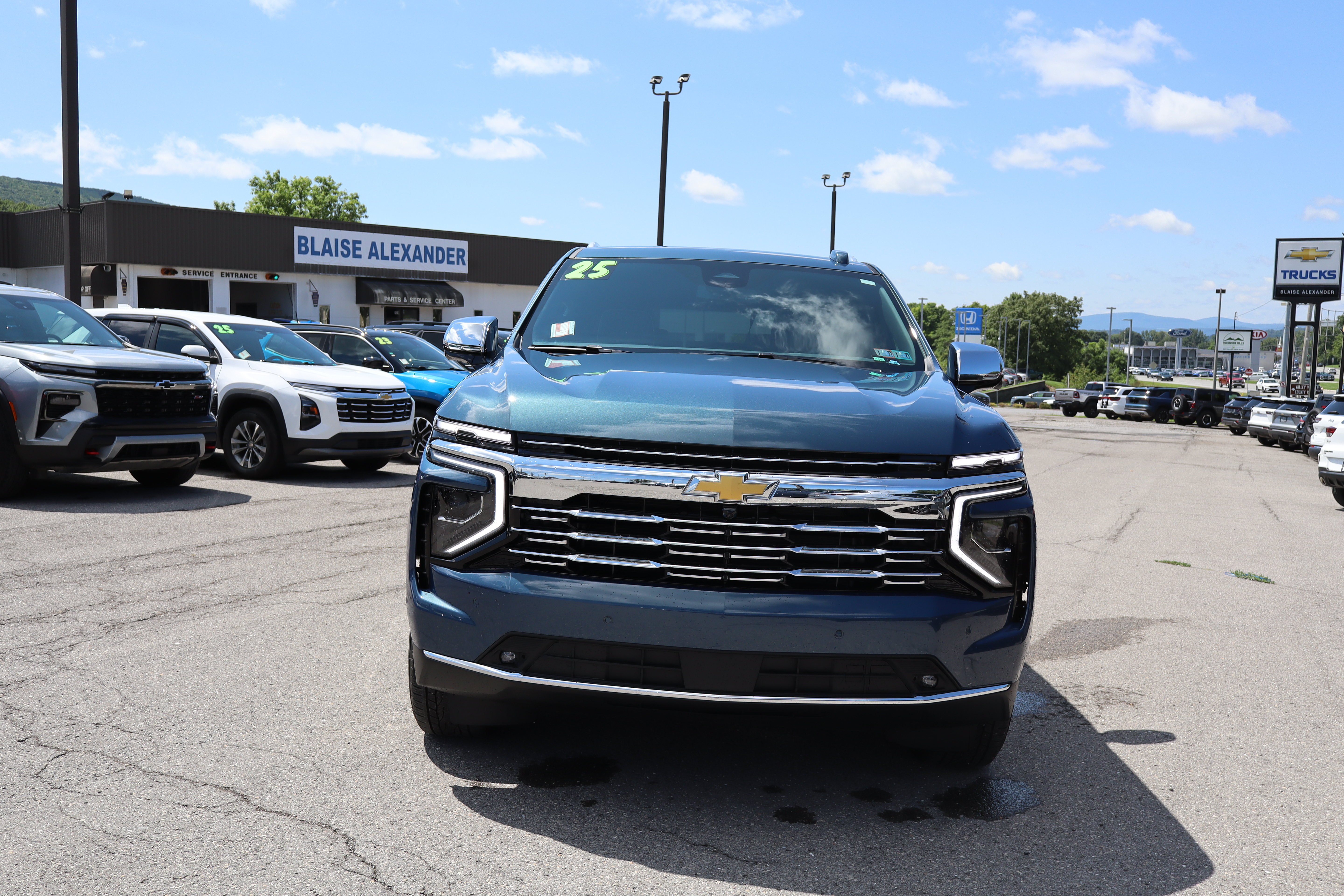 Used 2025 Chevrolet Tahoe Premier w/ LPO, Illumination Package AWD/4WD image 9