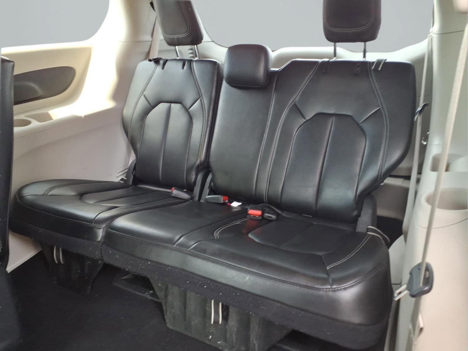 Used 2023 Chrysler Pacifica Touring-L image 25