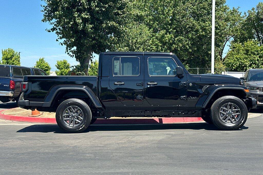 New 2026 Jeep Gladiator Sport AWD/4WD image 3
