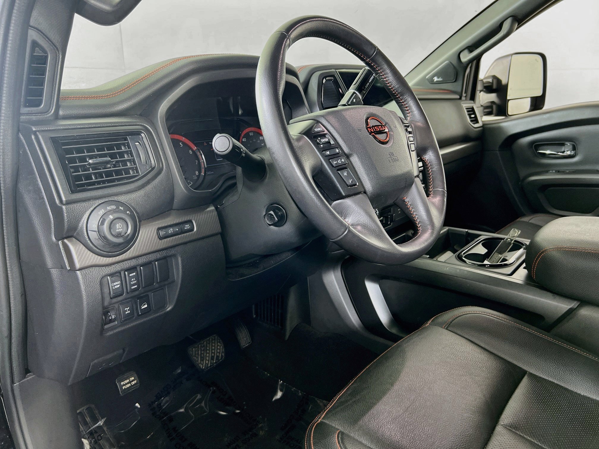 Used 2023 Nissan Titan PRO-4X w/ Pro-4x Convenience Package AWD/4WD image 9