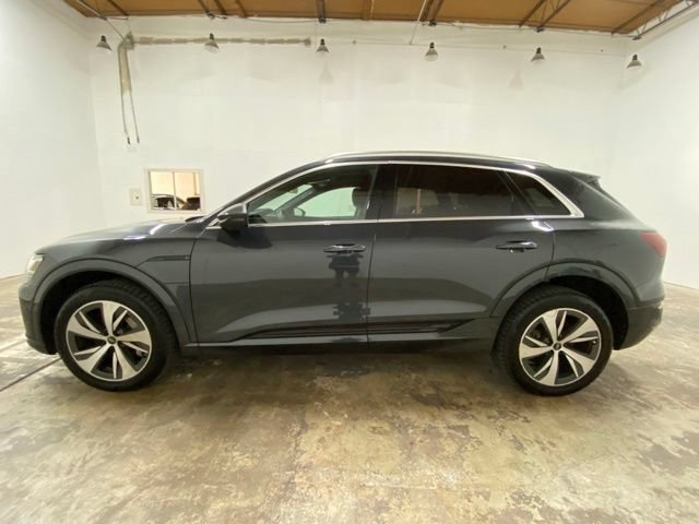Used 2024 Audi Q8 e-tron Premium Plus w/ Premium Plus Package AWD/4WD image 2