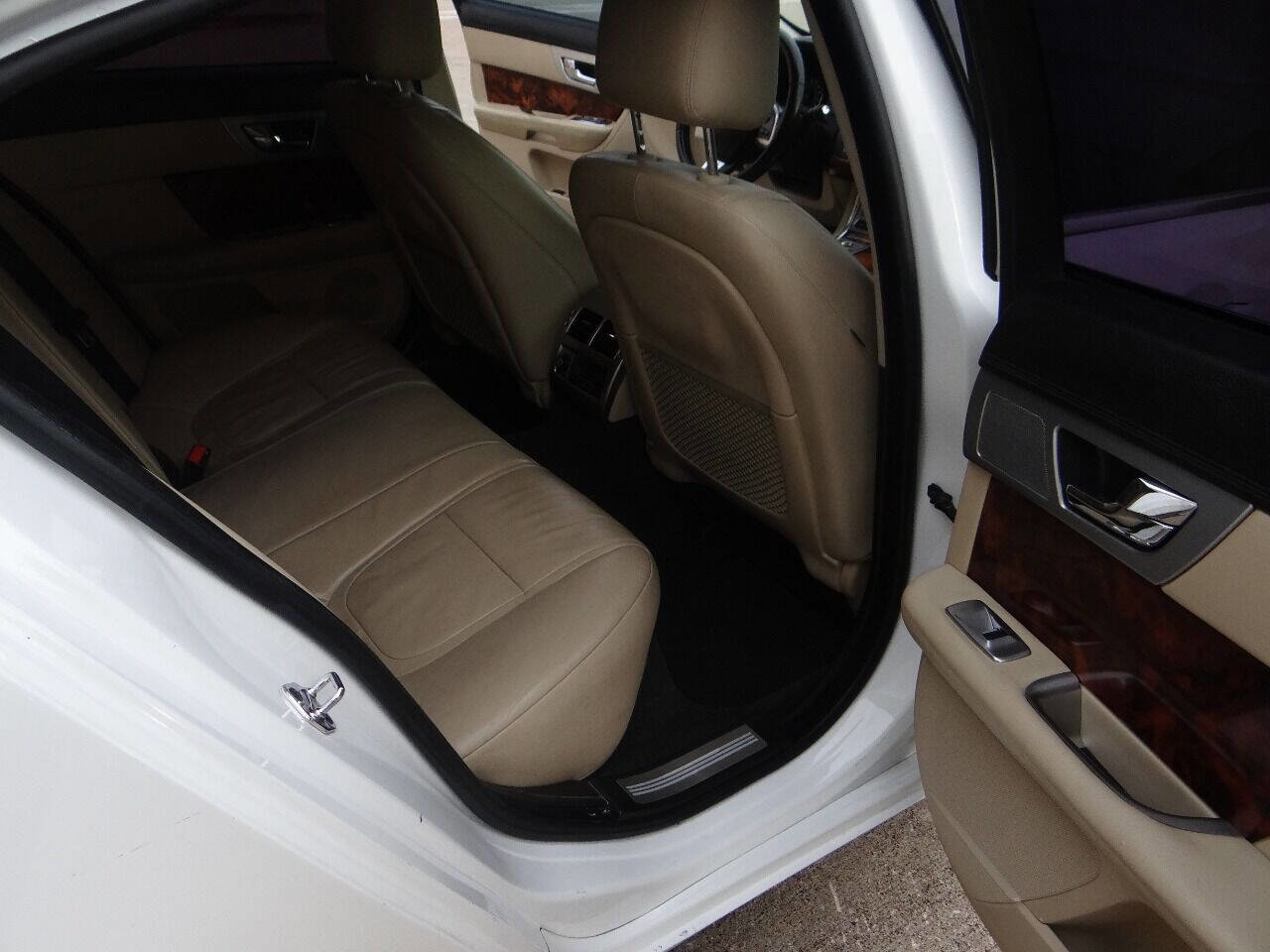 Used 2015 Jaguar XF Premium image 21