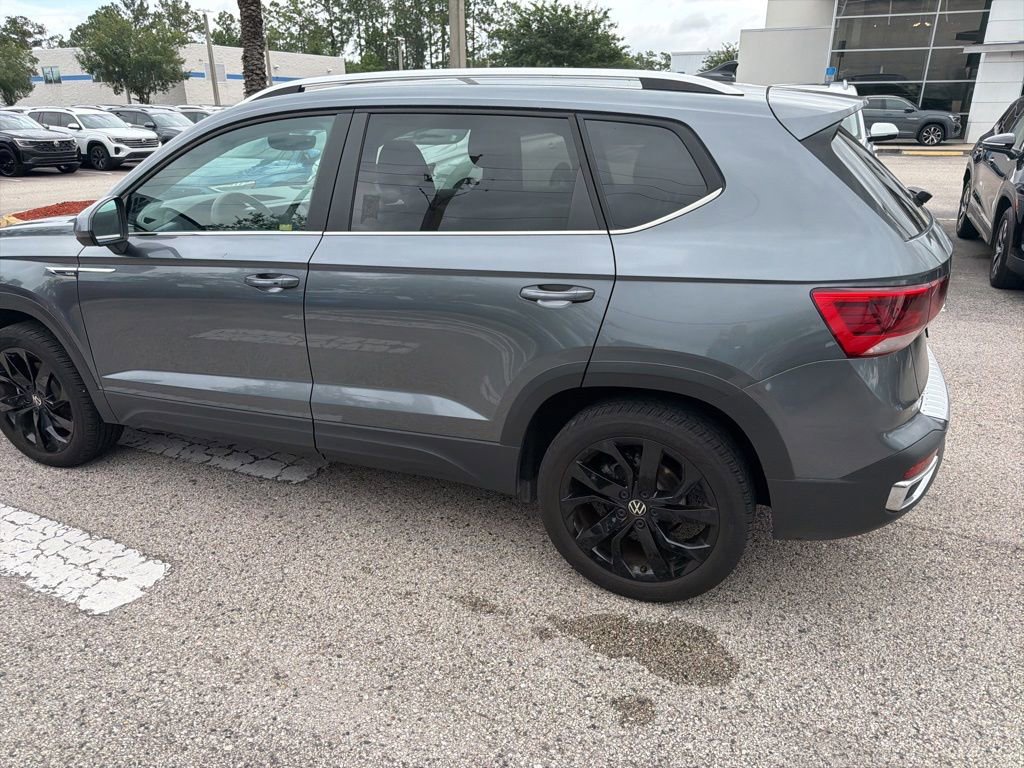 Certified 2023 Volkswagen Taos SE w/ Black Wheel Package FWD image 9