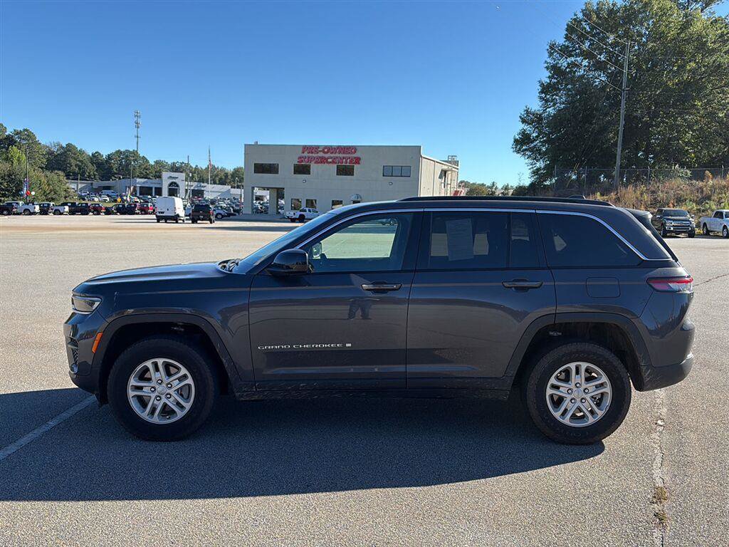 Used 2025 Jeep Grand Cherokee Laredo RWD image 5