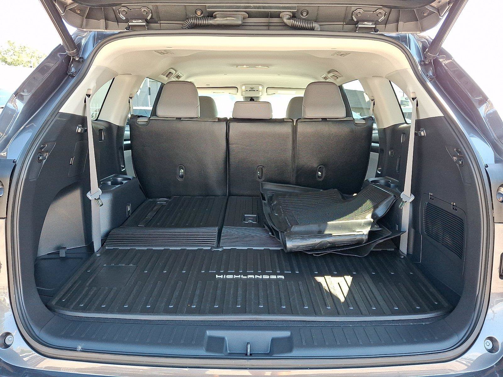 Used 2021 Toyota Highlander LE AWD/4WD image 32