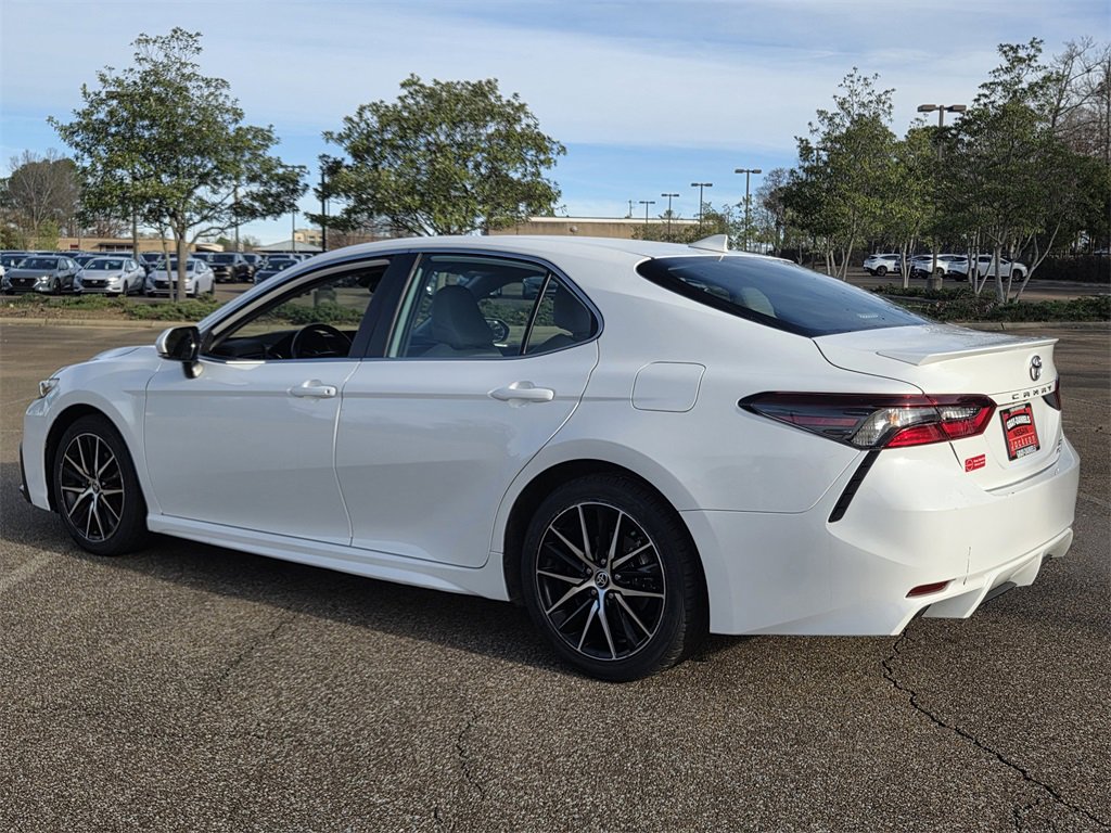 Used 2024 Toyota Camry SE image 6