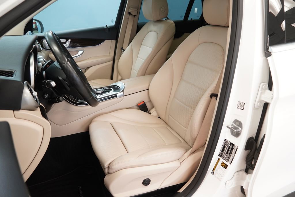 Used 2017 Mercedes-Benz GLC 300 4MATIC image 3