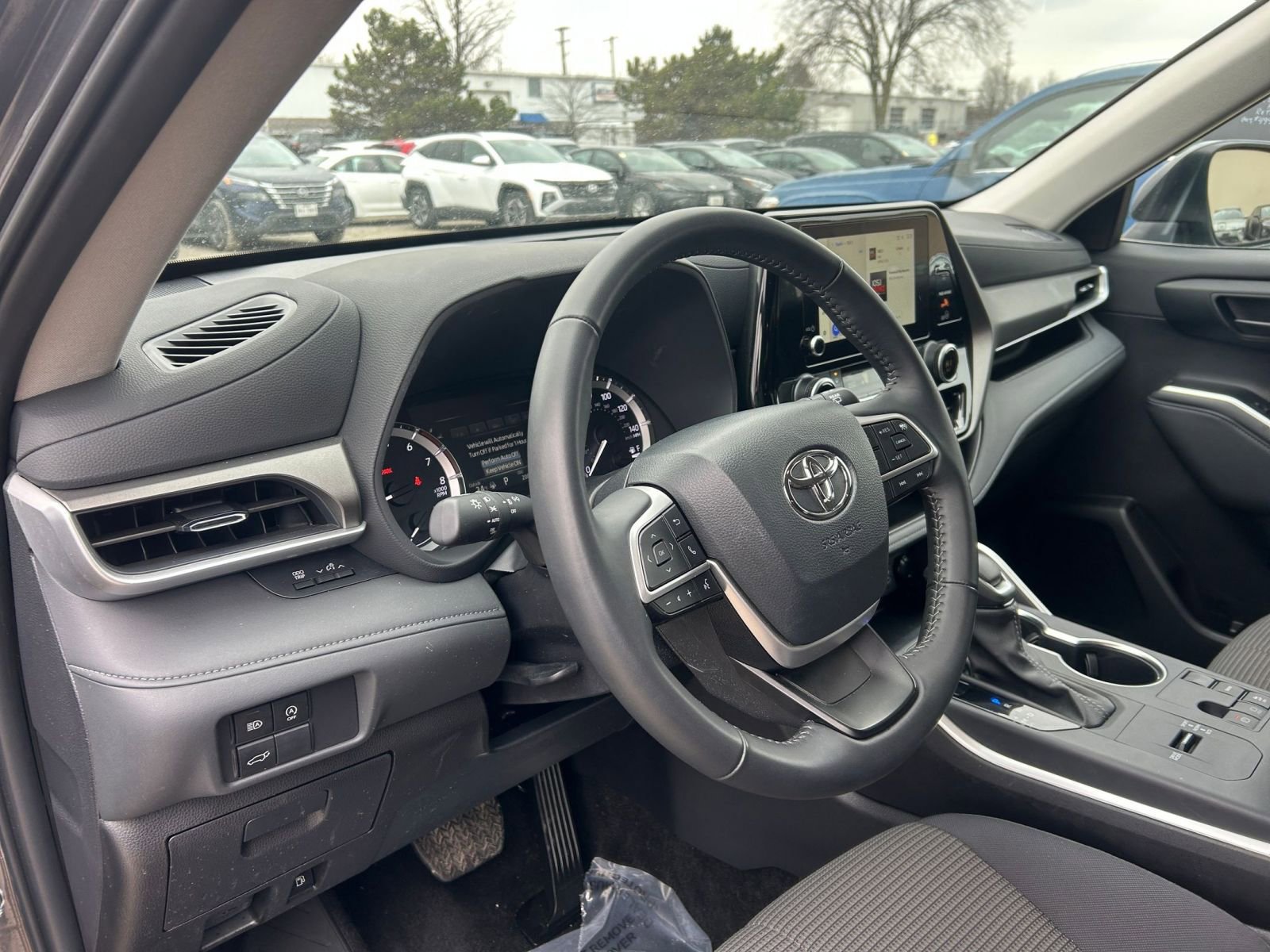 Used 2025 Toyota Highlander LE image 37