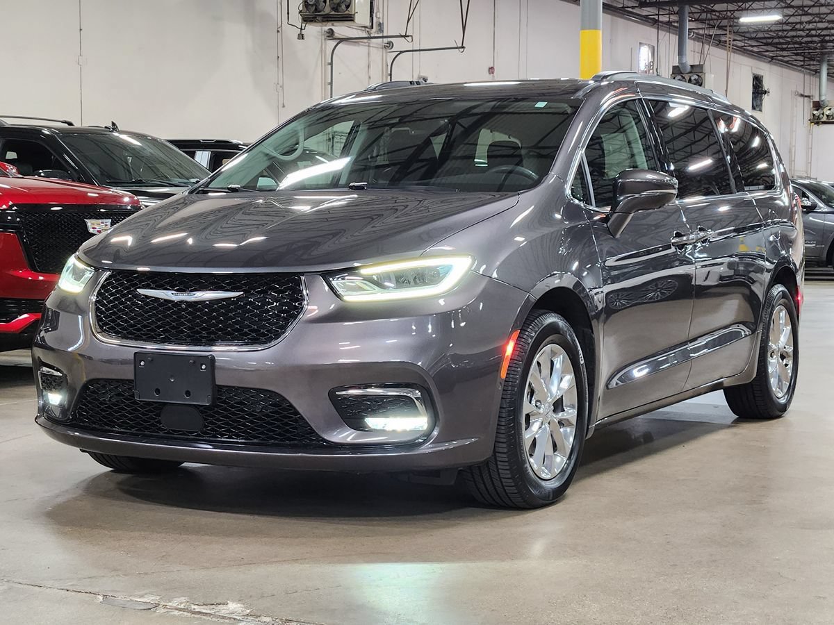 Used 2022 Chrysler Pacifica Touring-L w/ Uconnect Theater Family Group AWD/4WD image 4