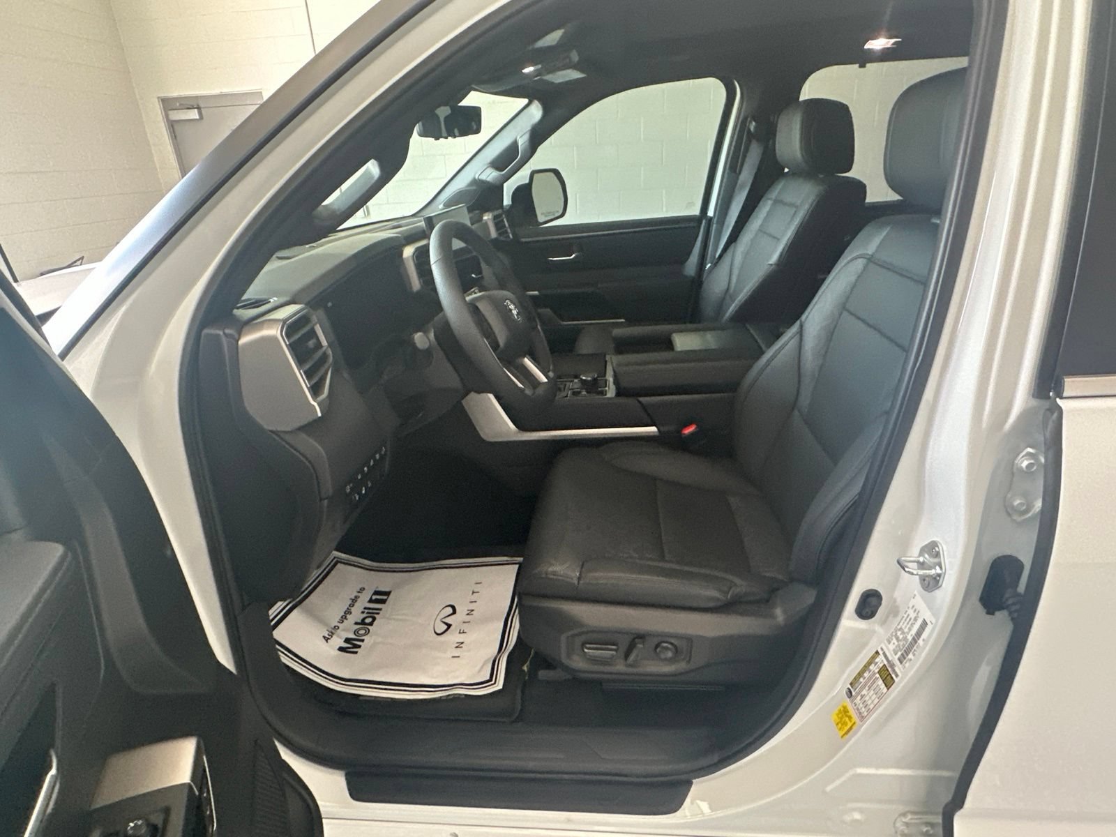 Used 2025 Toyota Sequoia Limited w/ Tow Technology Package AWD/4WD image 9