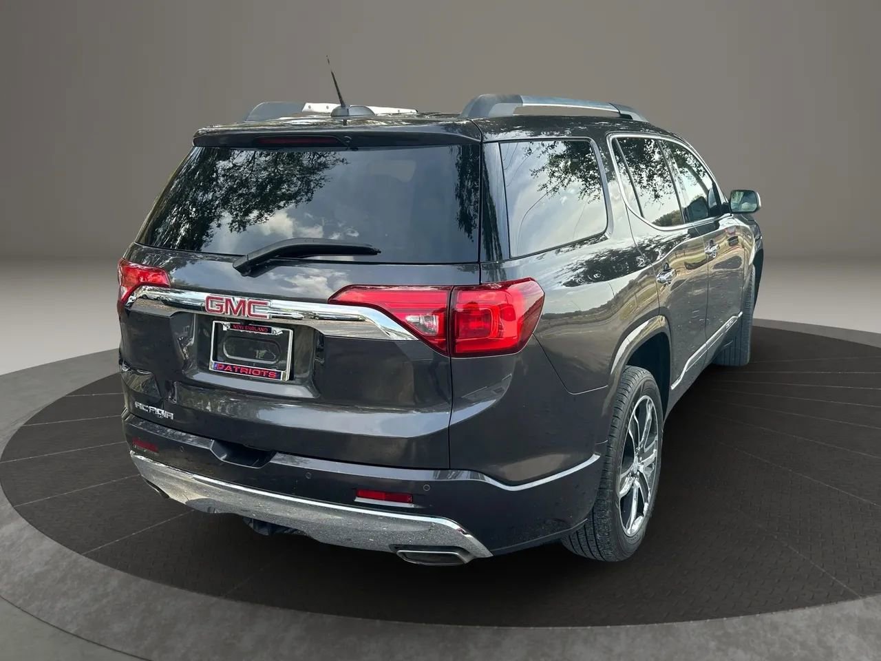 Used 2017 GMC Acadia Denali w/ Technology Package image 2
