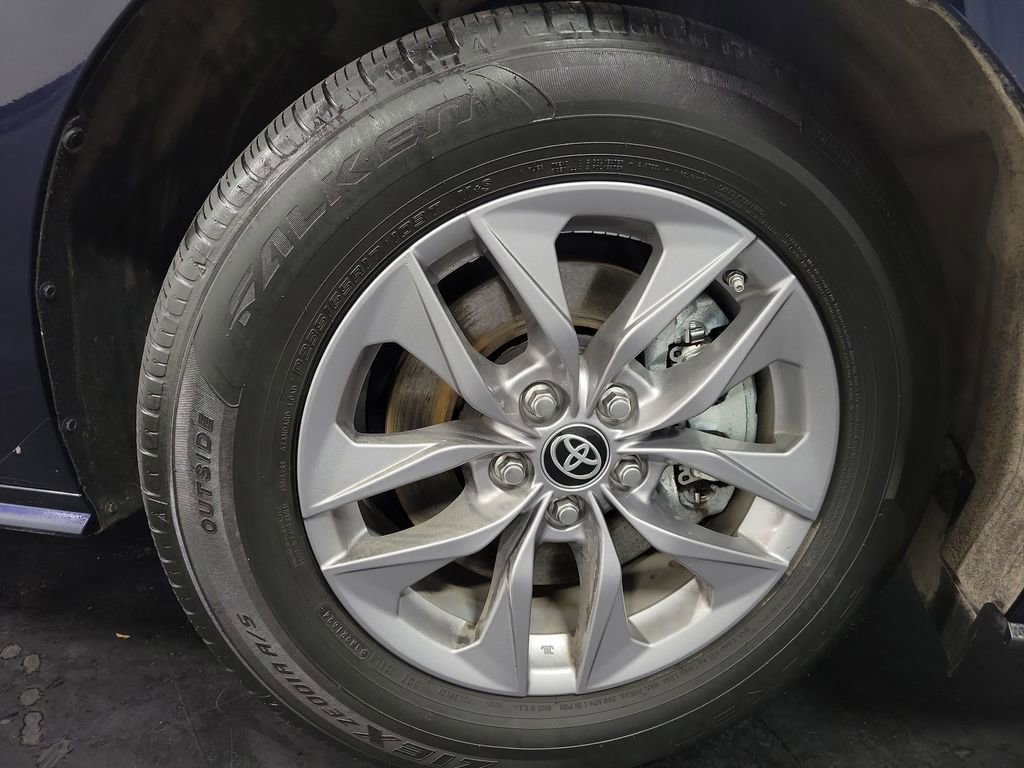 Used 2024 Toyota Sienna XLE AWD/4WD image 10