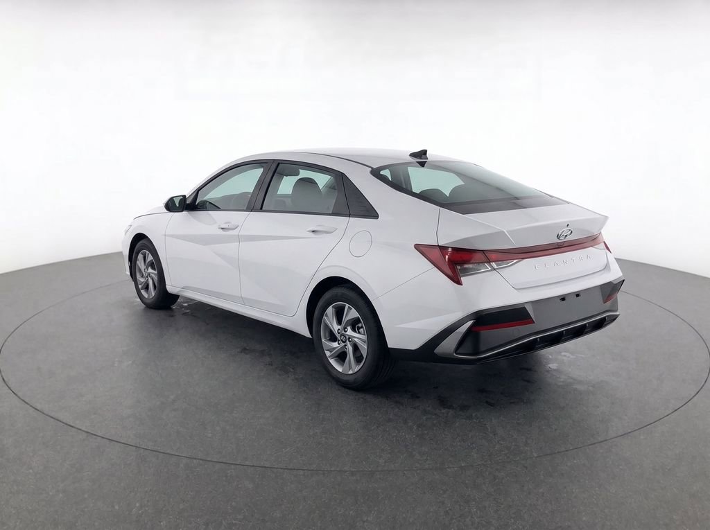 New 2026 Hyundai Elantra SE FWD image 3