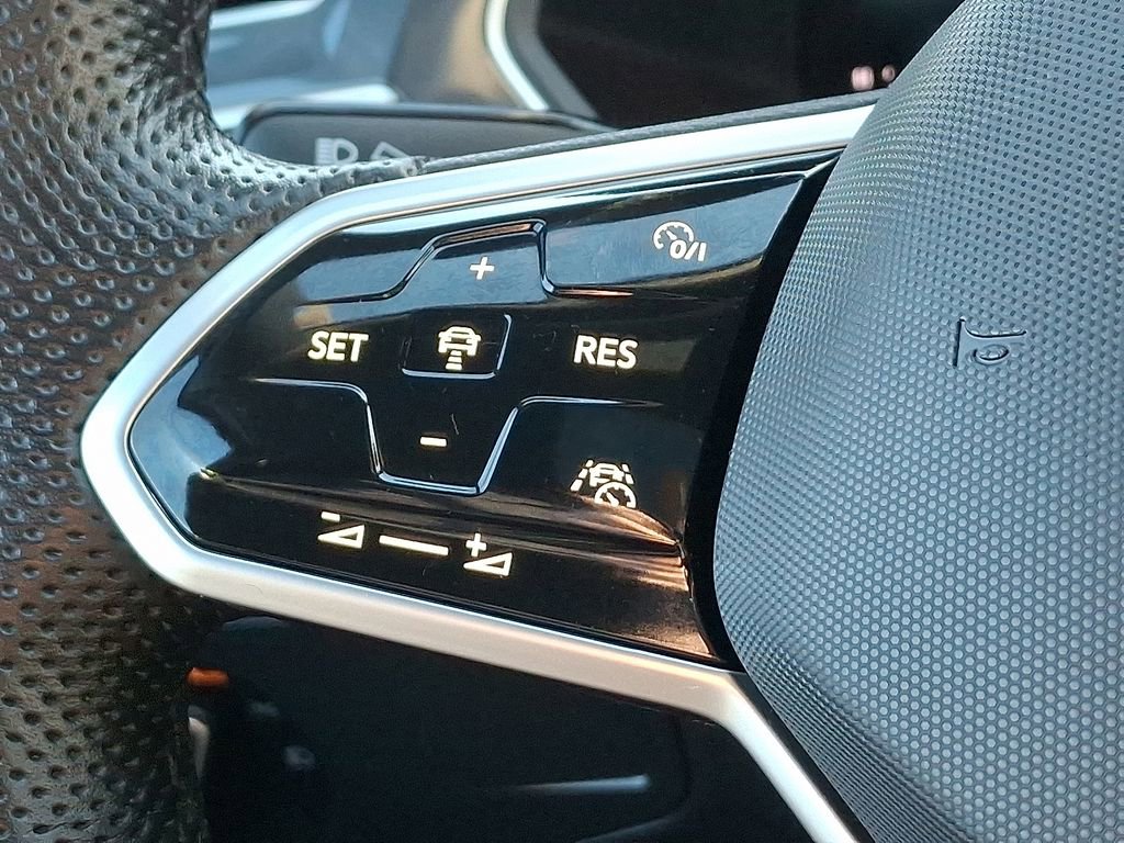 Used 2024 Volkswagen Tiguan SE R-Line image 22