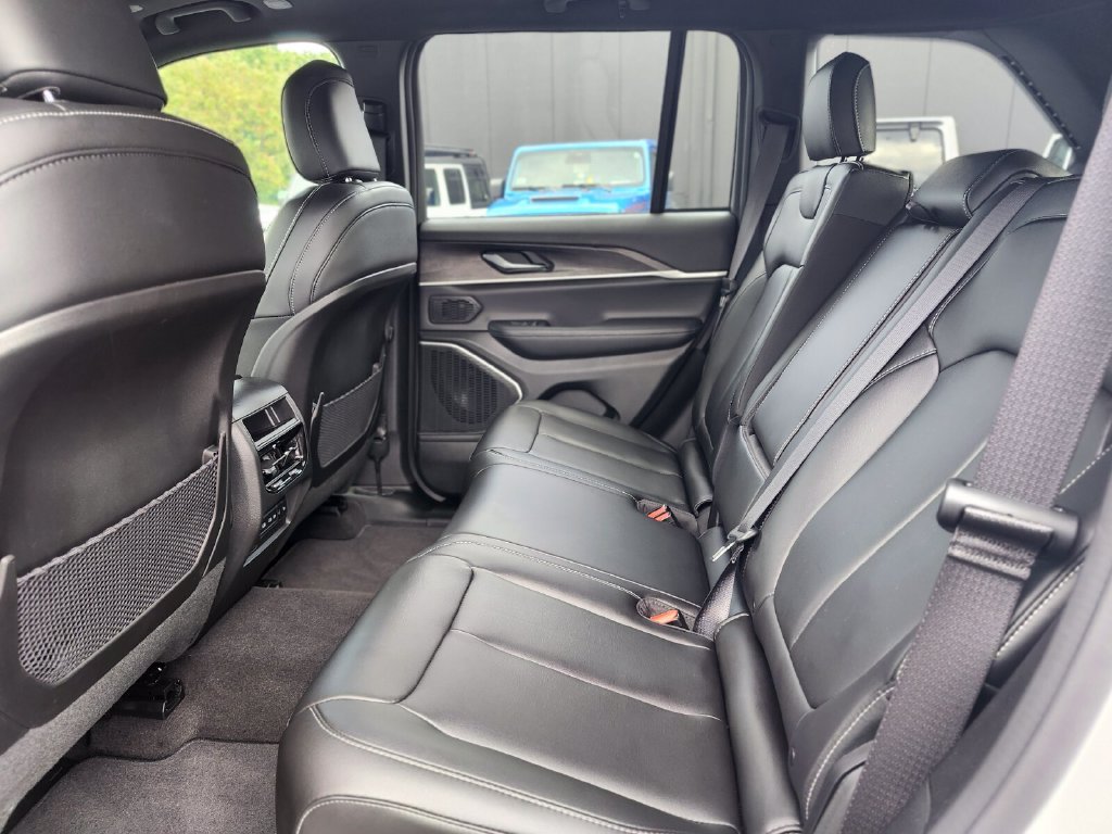Used 2026 Jeep Grand Cherokee Limited AWD/4WD image 16
