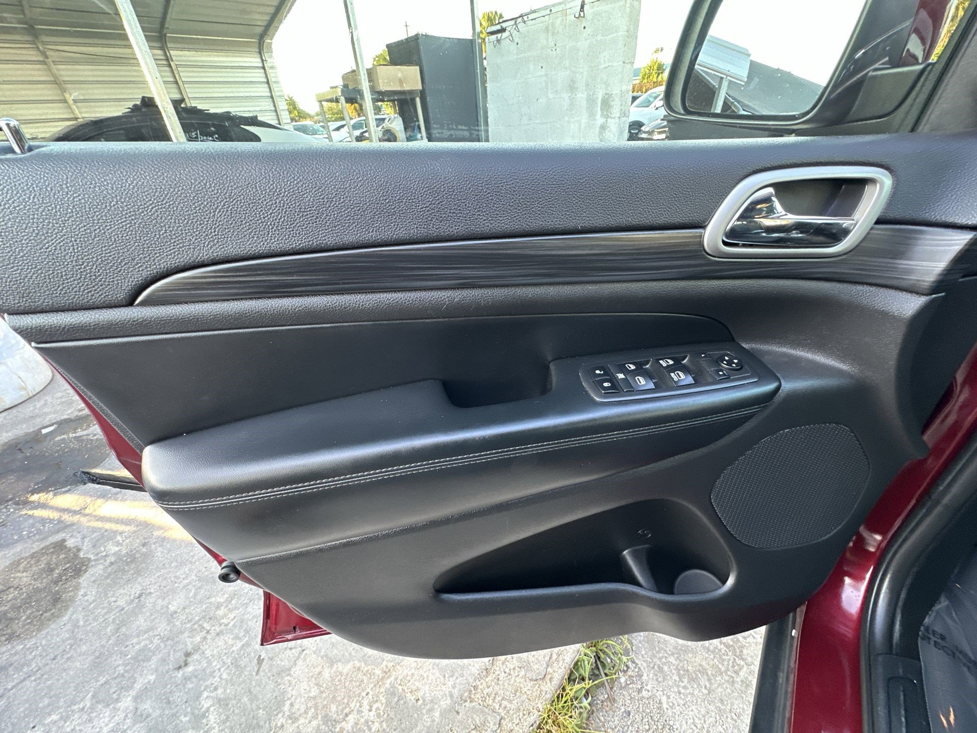 Used 2019 Jeep Grand Cherokee Laredo image 30