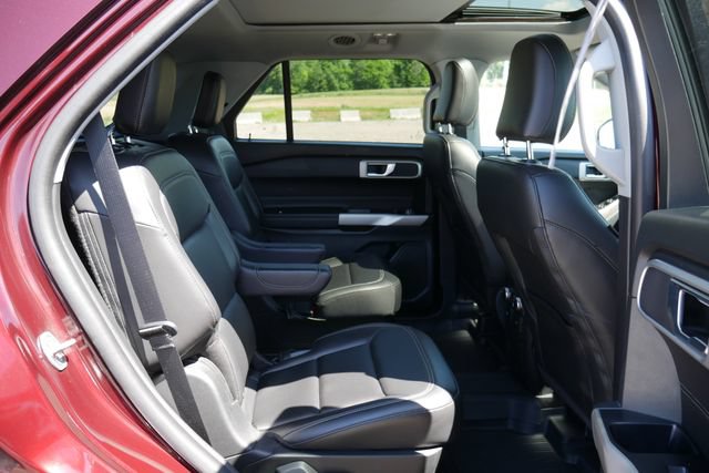Used 2022 Ford Explorer XLT w/ Equipment Group 202A AWD/4WD image 28