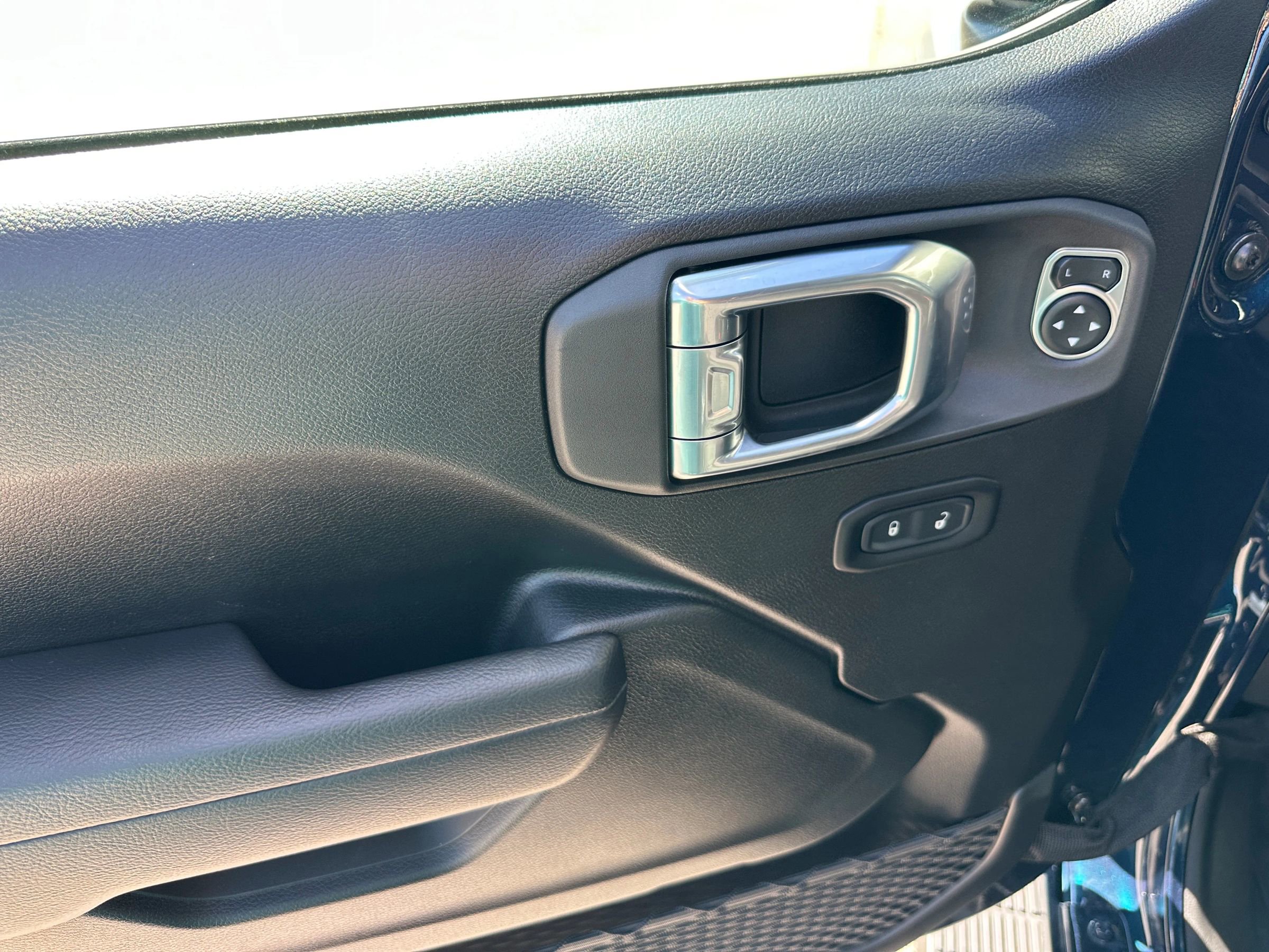 Used 2025 Jeep Wrangler Sport image 11