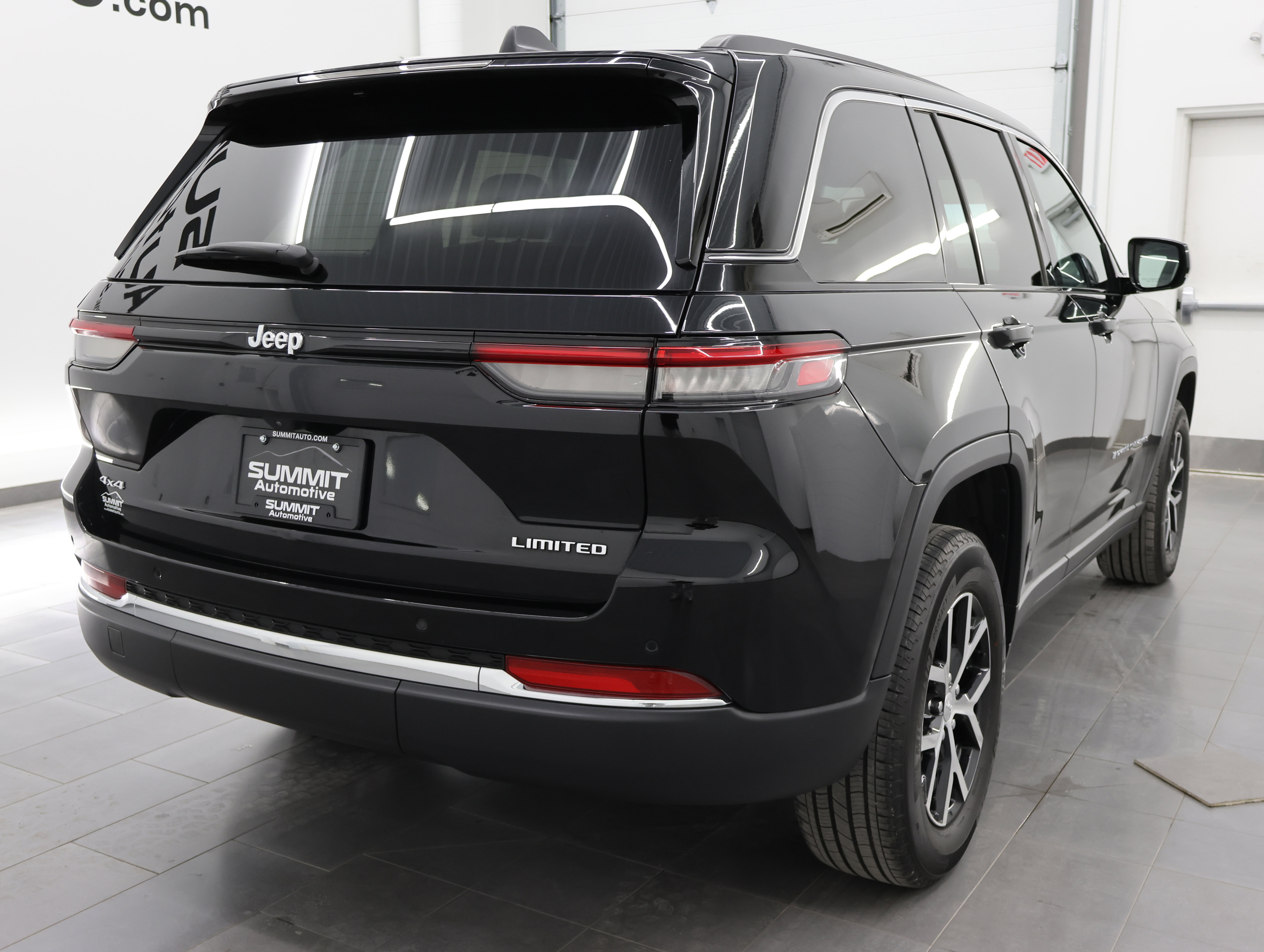 Used 2023 Jeep Grand Cherokee Limited image 4