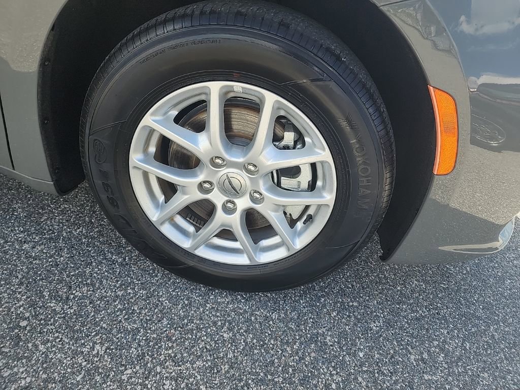 Used 2023 Chrysler Pacifica Touring-L image 4